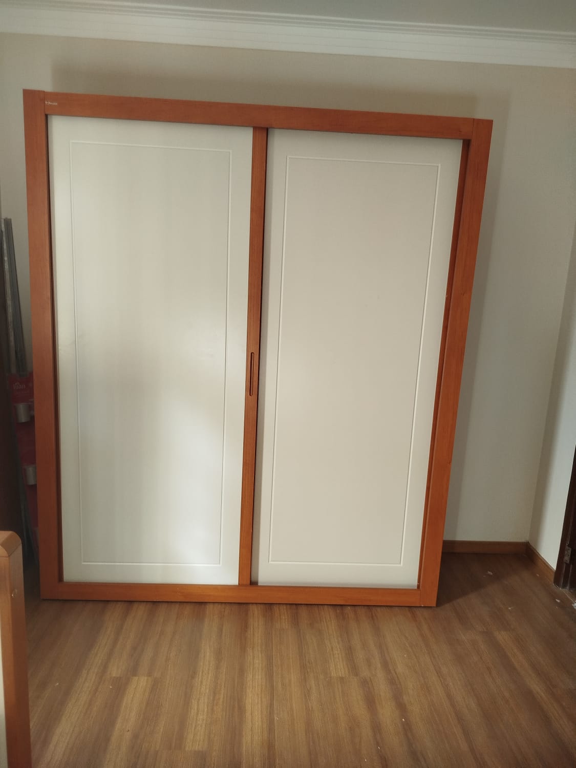 Armário de madeira com portas de correr brancas pronto para entrega